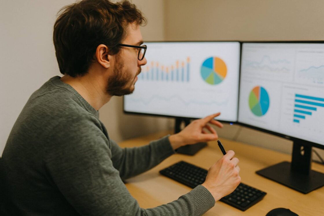 Lär dig effektiva strategier för datasamling inom digital marknadsföring, etiska överväganden, GDPR-regler och verktyg för framgångsrik dataanalys.